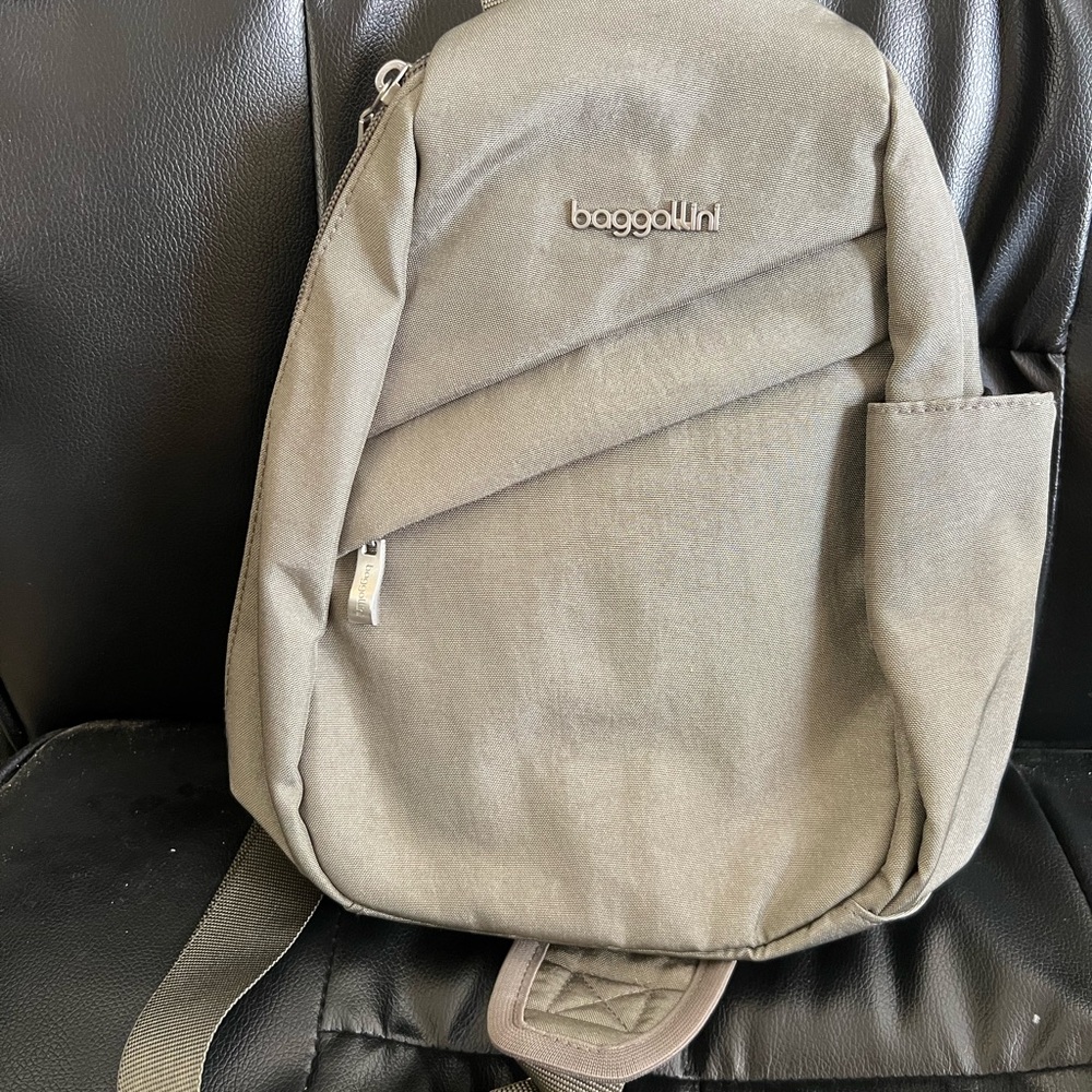 Baggallini Taupe/Gray Medium Backpack - Picture 4 of 5